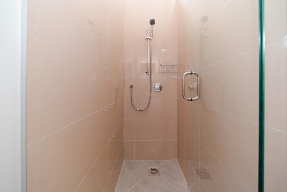 Takapuna Central Spacious & New Home, photo 9
