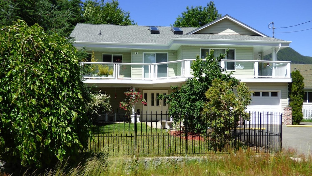 Crown House Bed & Breakfast