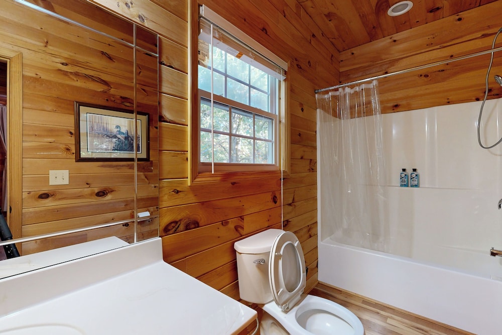 2BR House w/ A/C & Games, Close to Lake
