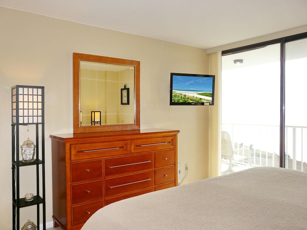 Stylish Beachfront Condo With Pool and Ocean Views view 4