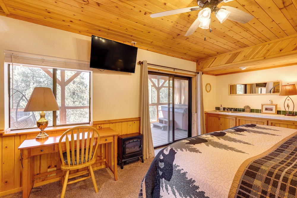 1 Mi to Skiing: Mtn-view Cabin in Big Bear Lake