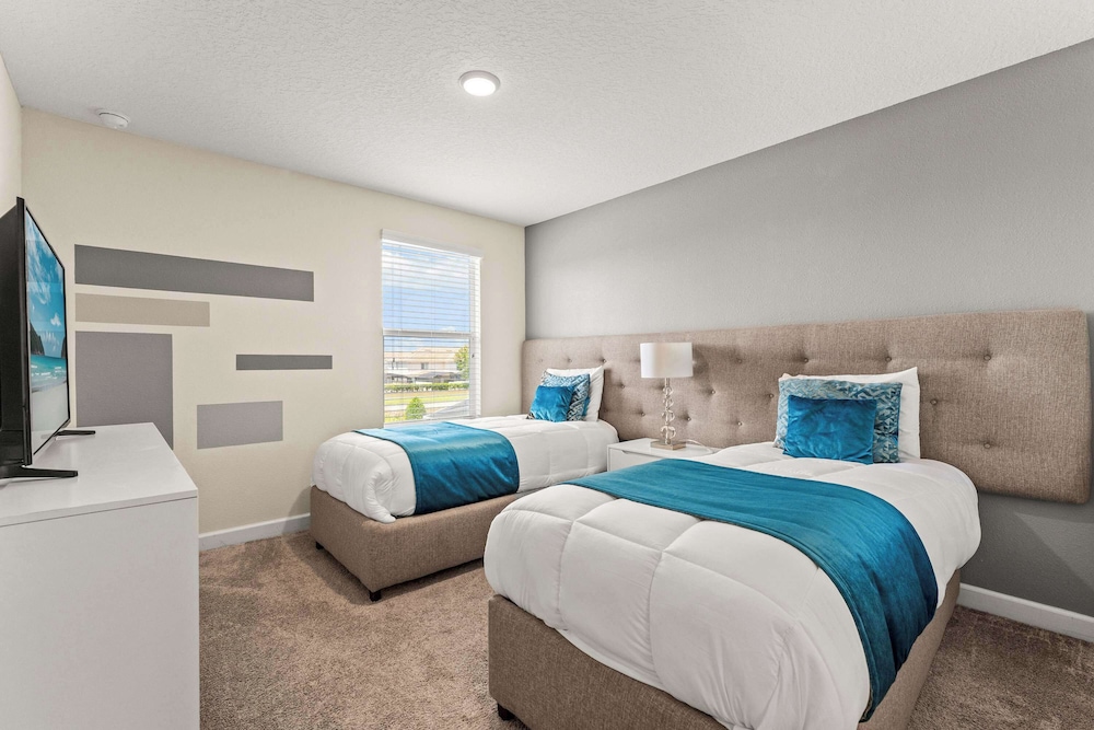 Resort Vibes At Championsgate - Home for 14 With Private Lanai