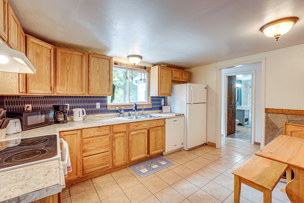 2 Mi to Michigan's Adventure: Family Home w/ Patio