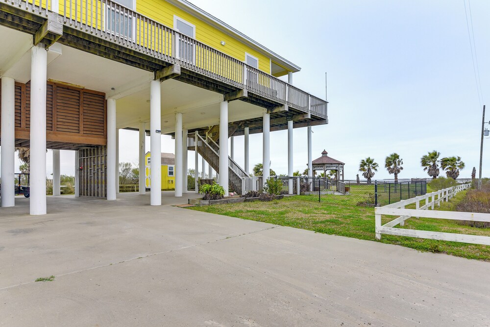 Walk to Beach: Bayfront Gilchrist Getaway!