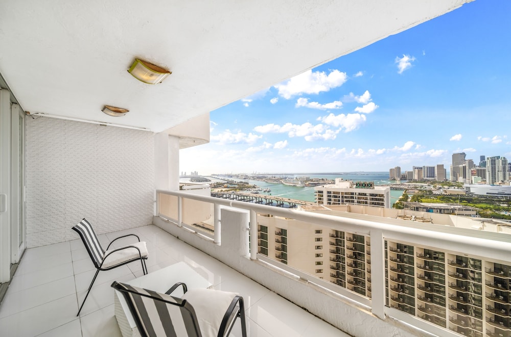 Modern and Bright Penthouse With Ocean View