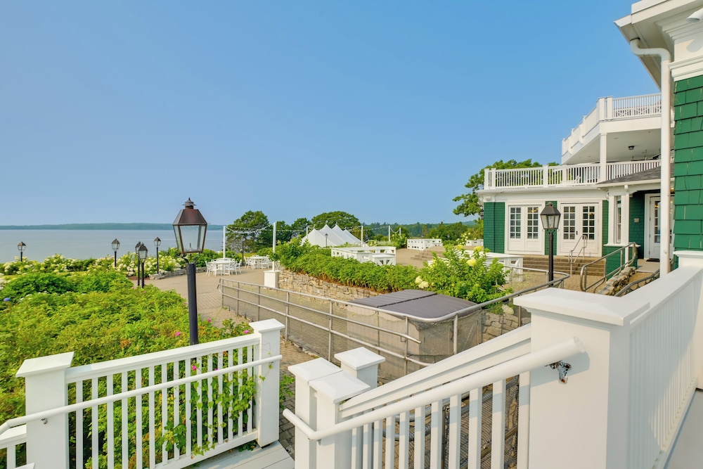 Elegant Oceanfront Maine Estate w/ Gazebo view 5