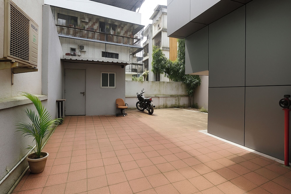 Fabhotel Wellax 24 Service Apartments