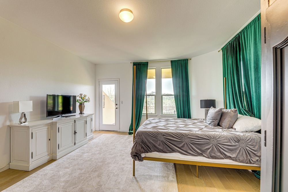 5 Mi to Lake Travis: Pet-friendly Home w/ Yard!