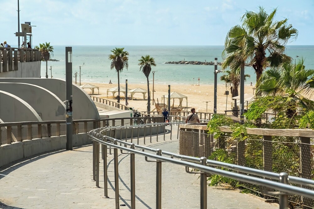 Gordon Beach Bright Stay by Sea N' Rent view 3