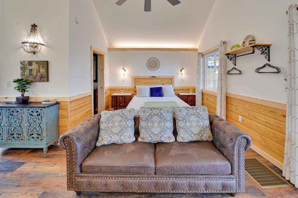 Hot Tub & Fire Pit: Romantic Getaway in Frenchburg