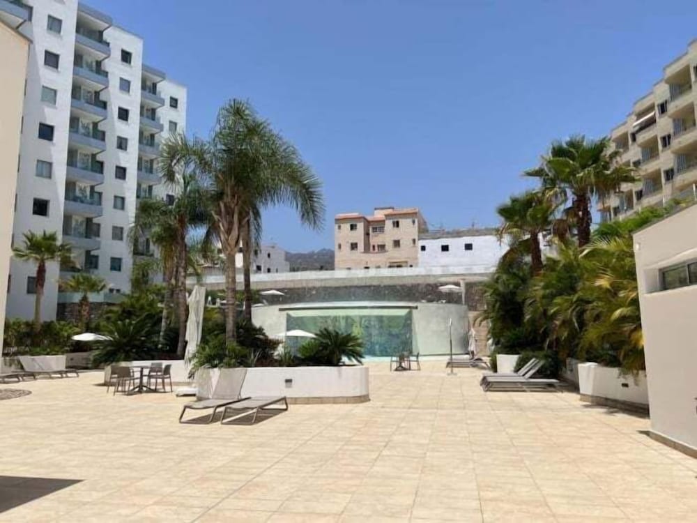 Ocean Garden 2BR Apartment Heated Pool Parking