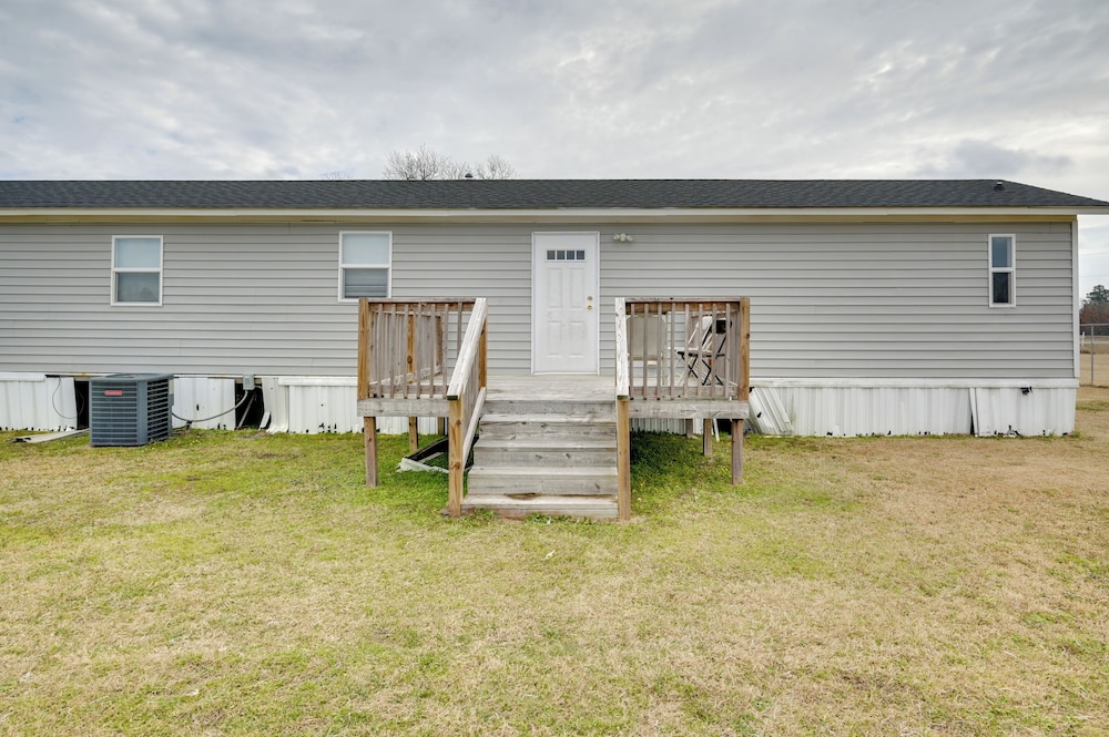 8 Mi to Dtwn Greenville: Bethel Home w/ Yard