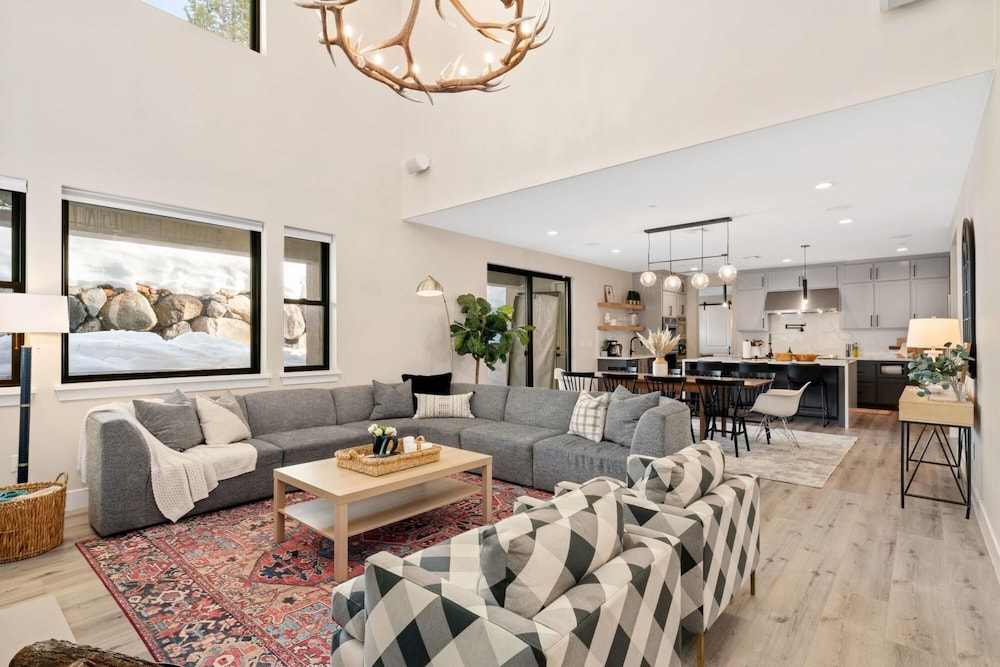 Luxury Retreat Home w Hot Tub - Property Image 33