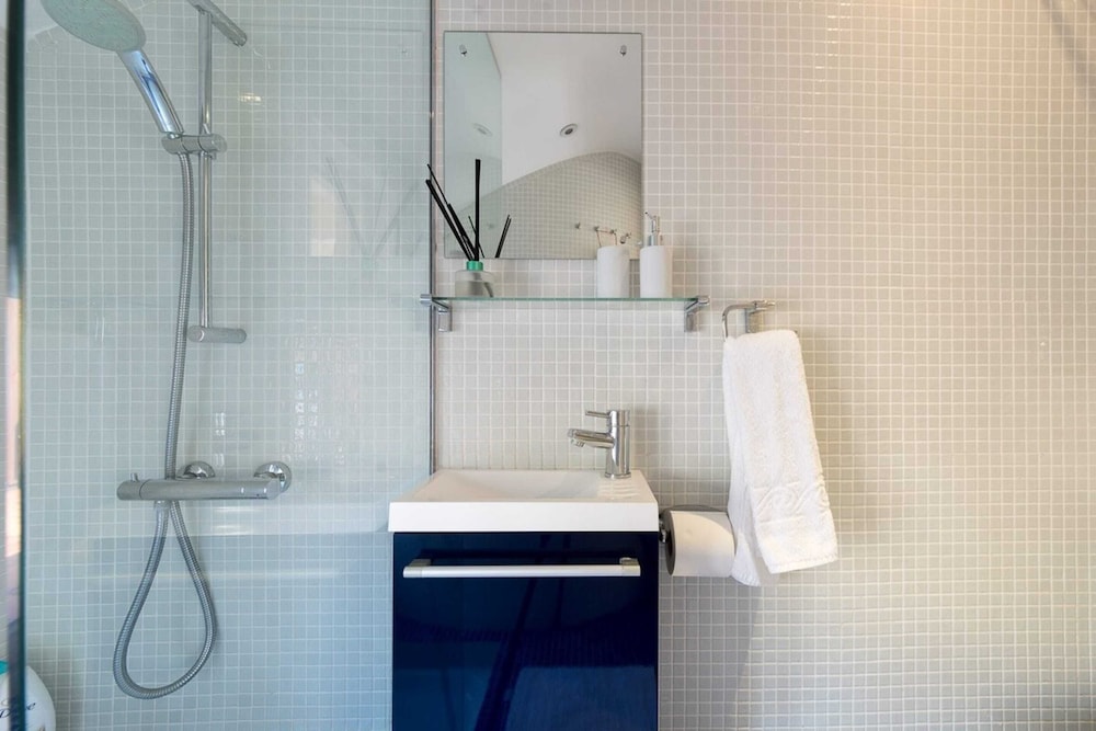 Elegant 3 Bedroom Home Located in South Kensington