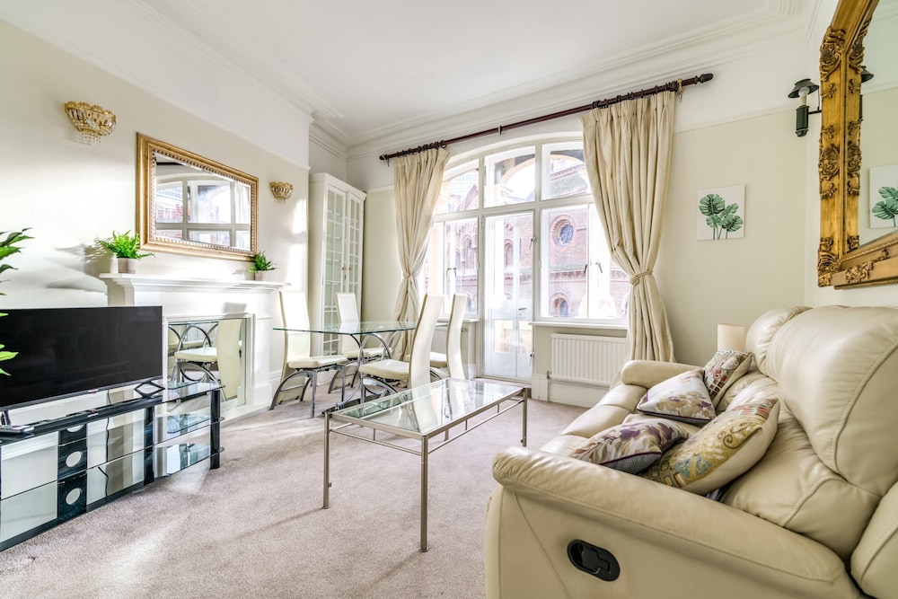 St. James / Westminster Apartment