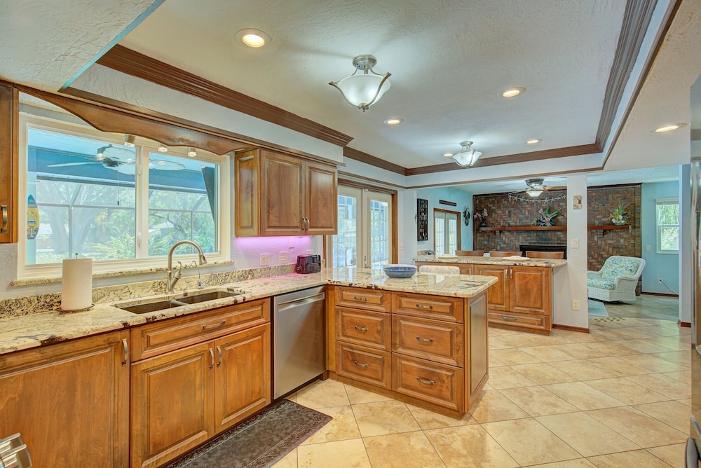 Spacious 4 3 Retreat- Heated Pool-playroom