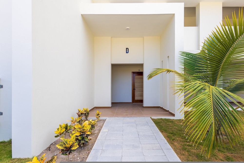 2BR Oasis in Eden Tropical - BBQ Pool Near Beach