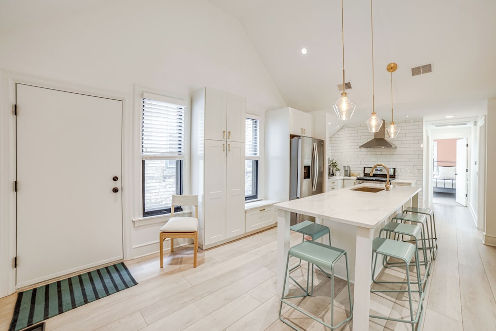 1 Mi to Dtwn Grand Rapids: Chic Condo w/ Balcony!