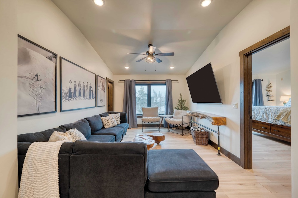 Winterhaven Estate by Avantstay Sleeps 19 Guests Mountain Compound w/ Views, Firepit, Hot Tub