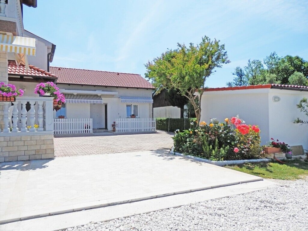 Mila - SA3 view 2