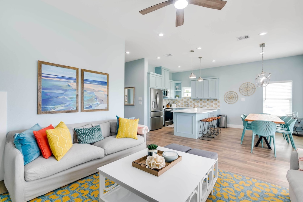 Steps to Coast: Gorgeous Beach House in Galveston