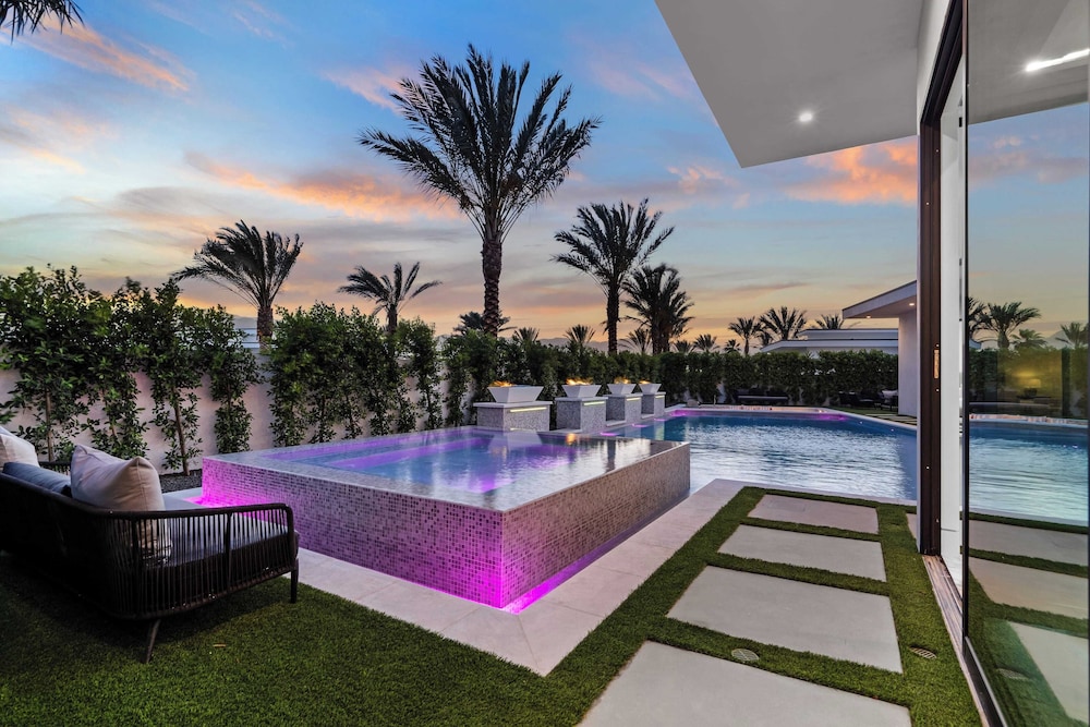 Sleeps 20 Pool & Pickleball Villa Near Golf, Dining & Fun Bravo Villa #2 by Avantstay