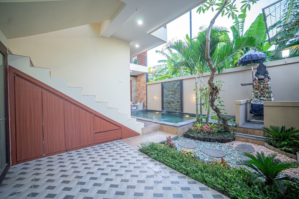 Bulan Adi Villa By Reccoma