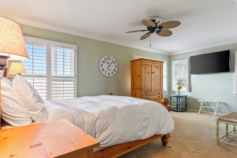 Point Loma Home w/ Putting Green, Firepit + Game Room & Beach Access Zola Street by Avantstay