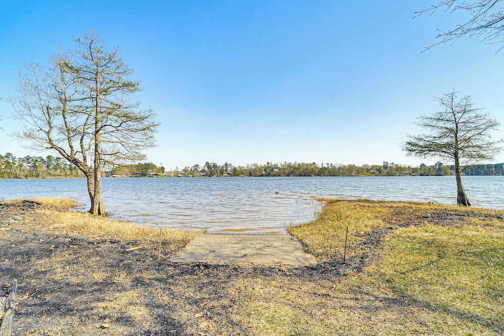 Boat & Swim: Lakefront Toledo Bend Retreat!