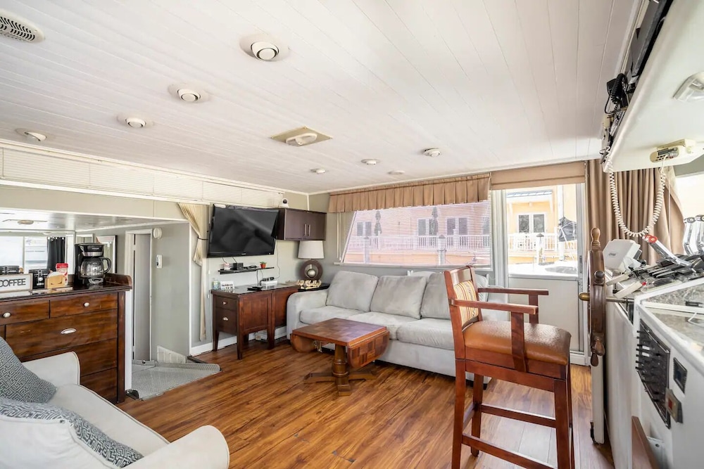 62' Yacht M/v Possibilities On Wide Private Canal 3 Bedroom Houseboat