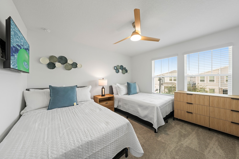 Light Welcoming Fun Resort Home Sleeps 20