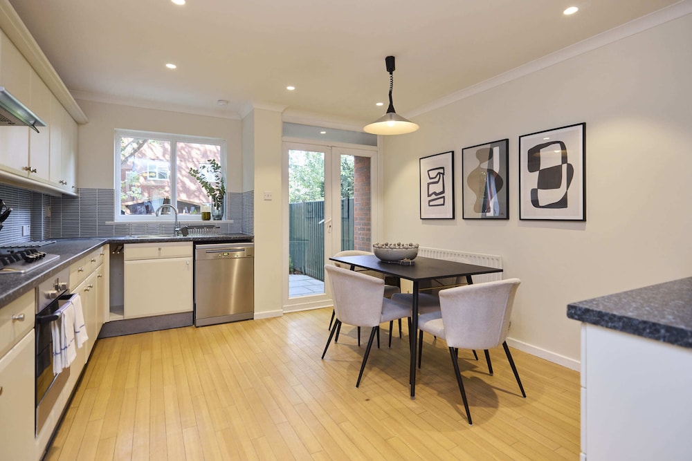 Chiswick Townhouse with Garden & Parking