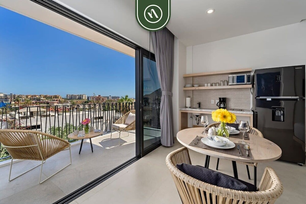 Cozy 2BR Lock-off - Terrace Overlooking the Marina