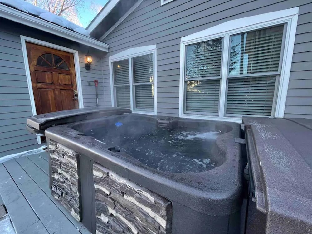 Modern Cottage 3 Blocks to Main 4 Minutes to Gondola Hot Tub Pets view 4