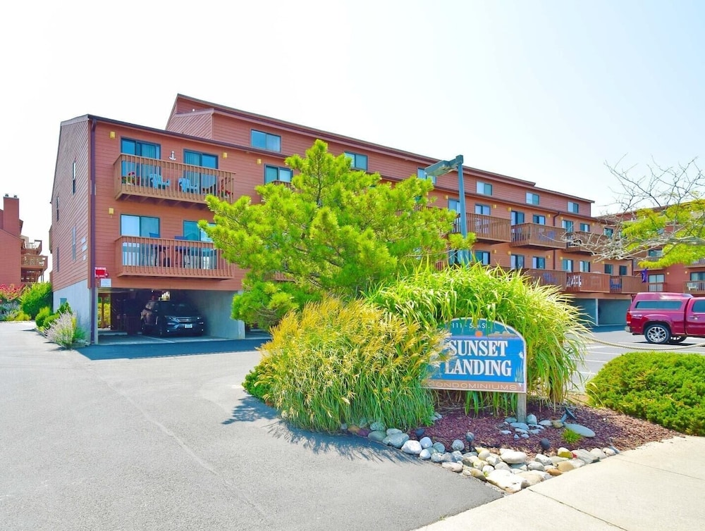Sunset Landing 2 2 Bedroom Apts