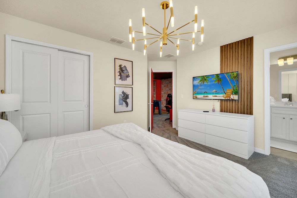 Chic 10br Retreat With Themed Rooms Pool