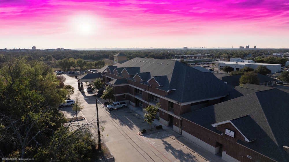 Texas Bungalows Hotel & Hotel Que at Lakeline Austin Cedar Park