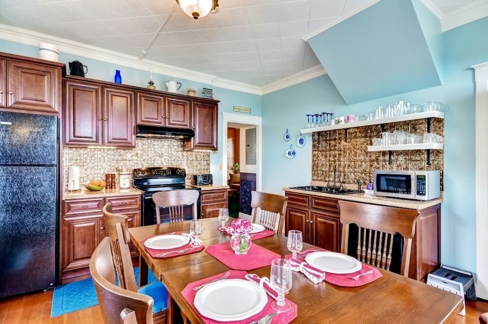 'astoria Painted Lady' Historic Apt w/ River View! view 5
