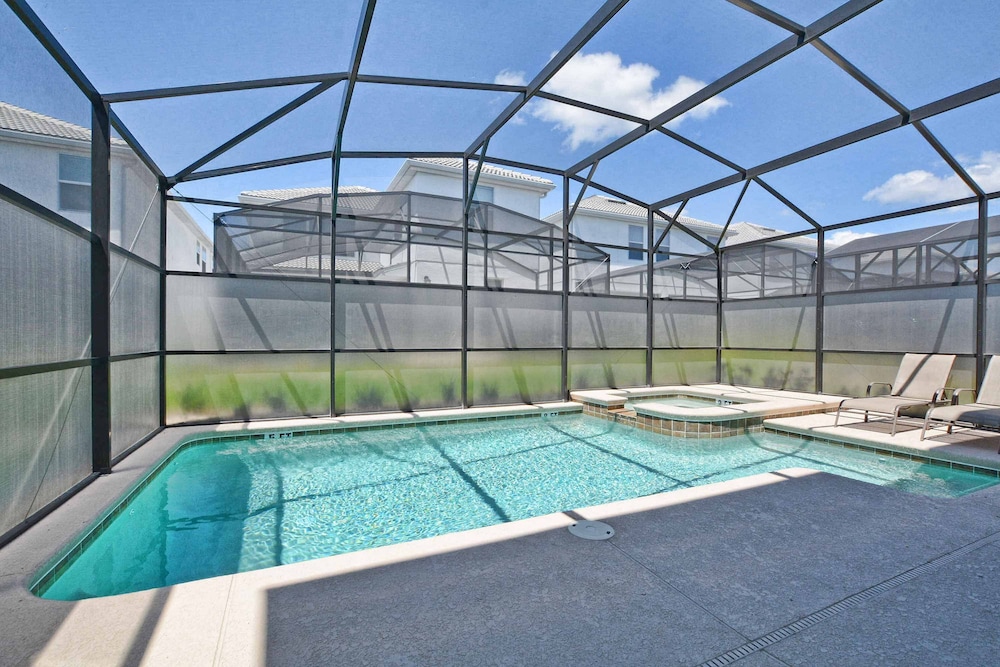 Spacious 6 Bed Home With Pool in Prime Storey Lake