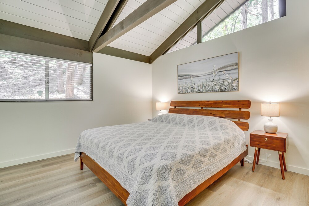 3 Mi to Lake Arrowhead: Cabin w/ Furnished Deck!