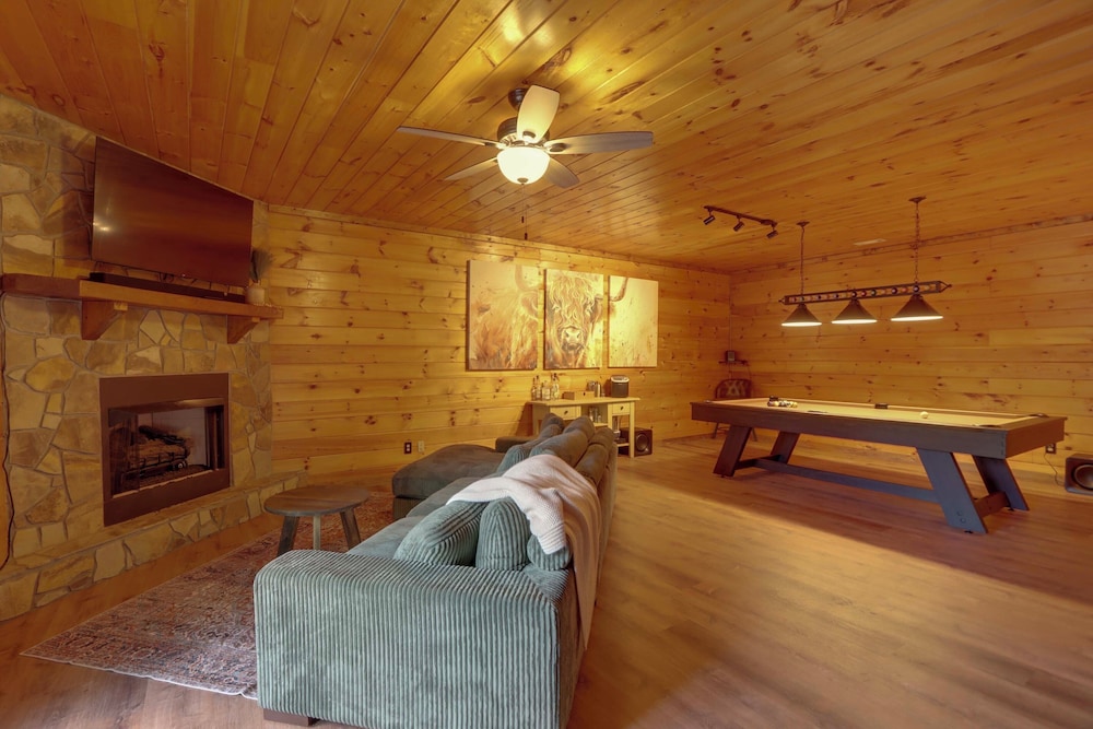 Family Friendly: Hot Tub Haven in Mineral Bluff!