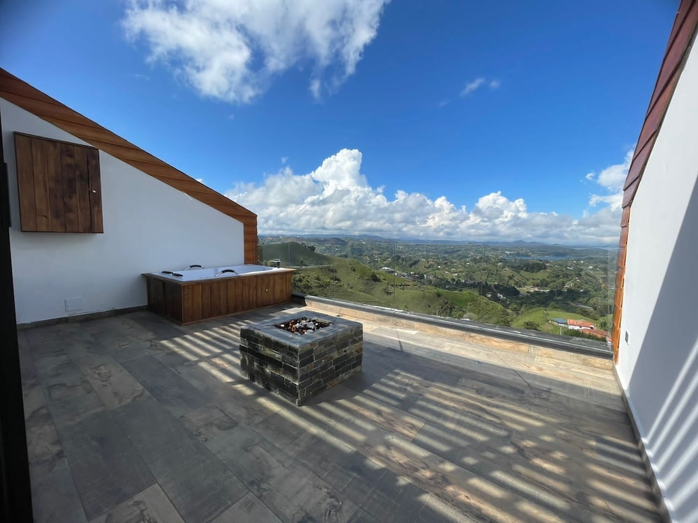 MONTECIELO HOSTING GUATAPE