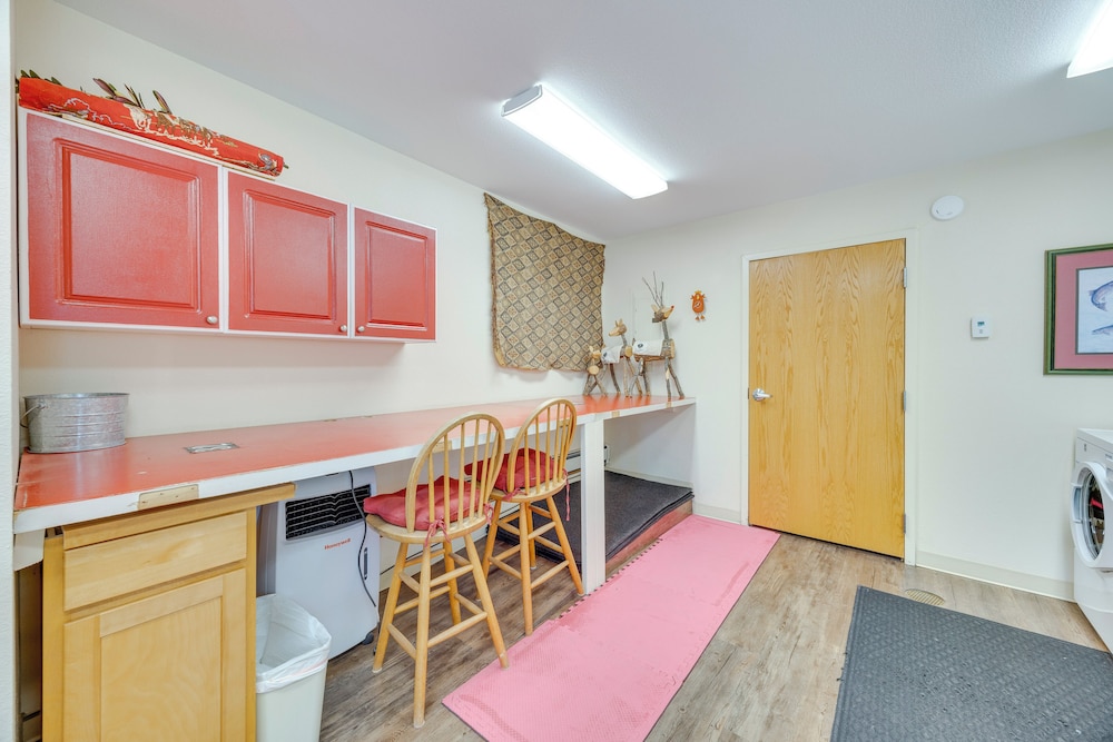 Pikes Peak Mountain Views: Manitou Springs Apt