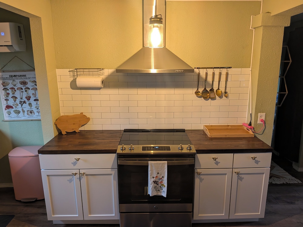 2BR Countryside Charmer w/ Fire Pit & W & D