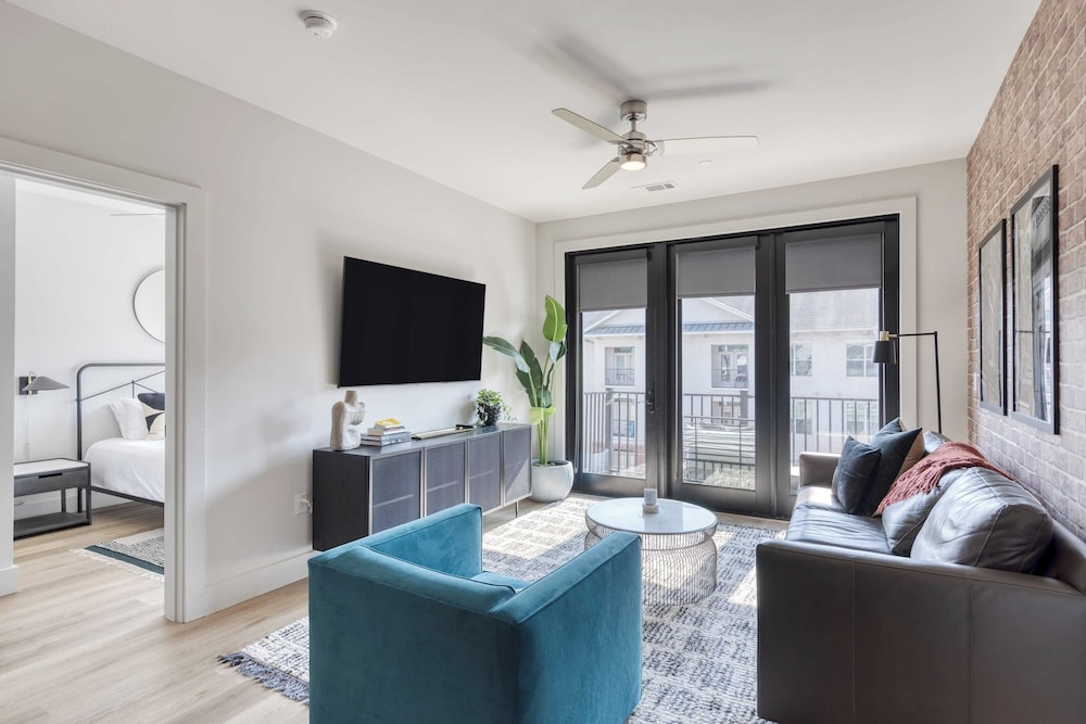 2 Units in Walkable Midtown Location, Gym+pool Honkey-tonk & Muse by Avantstay
