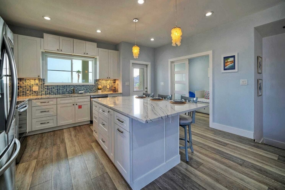 Sleeps 22! 2 Homes Priv Pool, Putting Green, Bar, Deck, Prime Port A Location