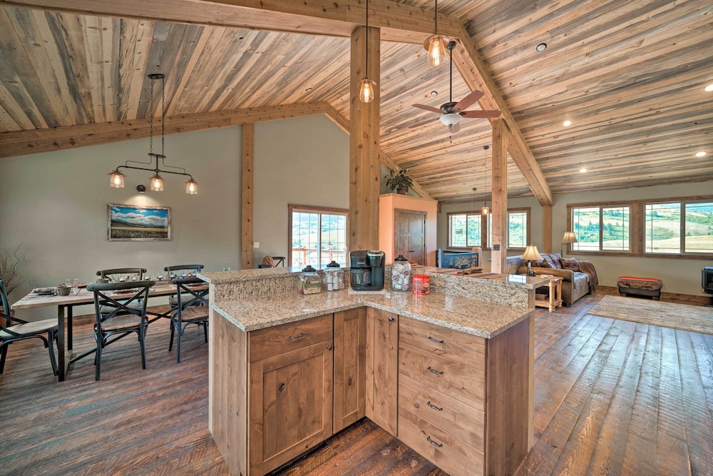 Custom Livingston Apt w/ Balcony + Mountain Views! view 3