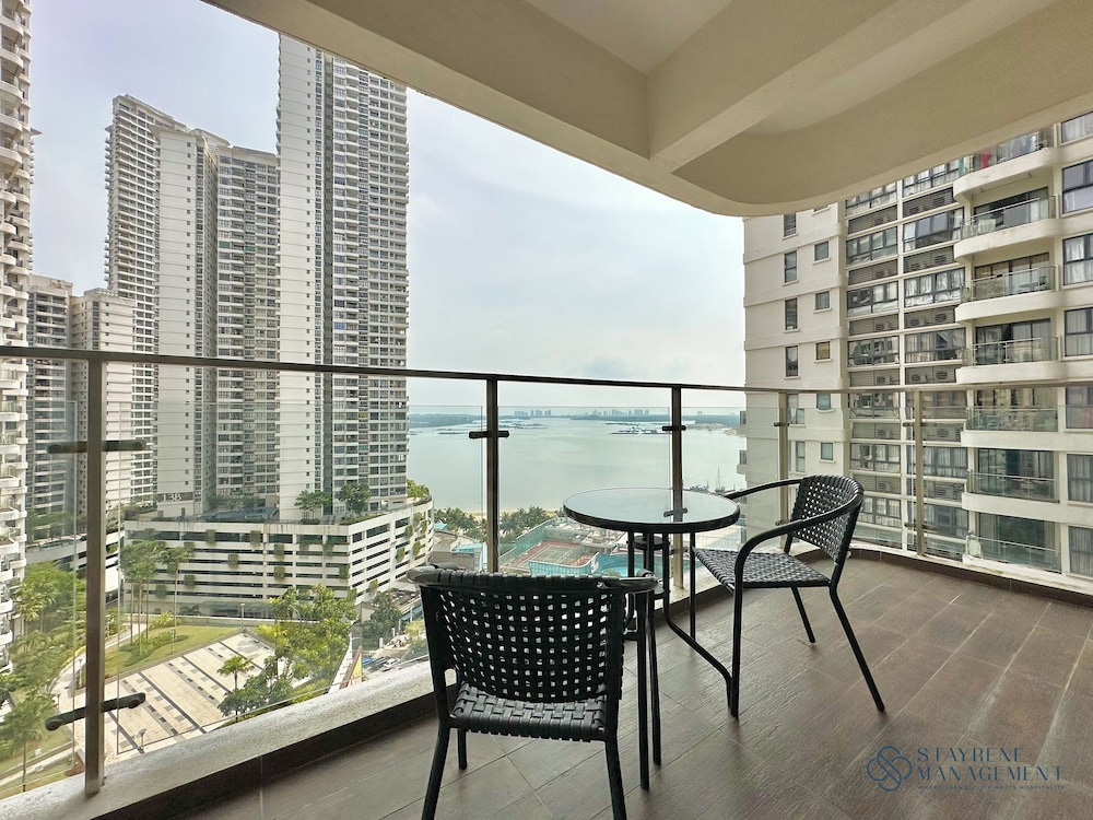 Country Garden Danga Bay Sea View Homestay by Stayrene