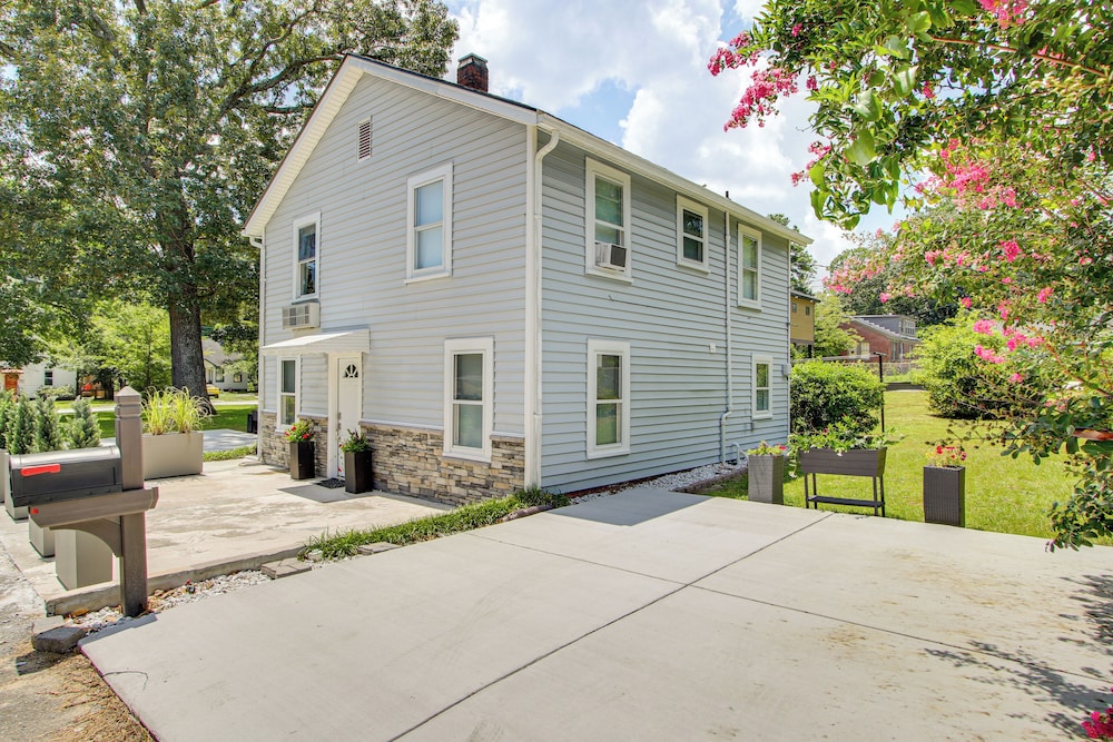 2 Mi to USC Campus: Peaceful Apartment w/ Yard