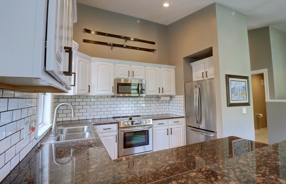 Summit County Vacations - Newly Renovated, Slope-Side Walk-In Walk-Out, Top Floor, Views of Ten Mile Range - ER4 by Redawning - Property Image 32